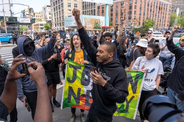 在地铁里被勒死后愤怒的增长 2023年5月6日 美国纽约 抗议者在从百老汇 拉法耶特地铁站到莱辛顿大道 63街地铁站的游行中举起拳头 — 图库照片
