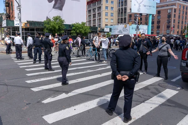 在地铁里被勒死后愤怒的增长 2023年5月6日 在从百老汇 拉法耶特地铁站到莱辛顿大道 63街的游行中 作为纽约警方成员的抗议者堵塞了交通 — 图库照片