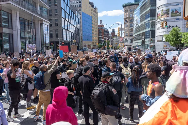 在地铁里被勒死后愤怒的增长 2023年5月6日 美国纽约 抗议者在从百老汇 拉法耶特地铁站到莱辛顿大道 63街地铁站的游行中走上街头 — 图库照片