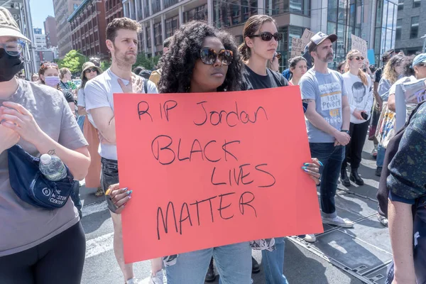 在地铁里被勒死后愤怒的增长 2023年5月6日 美国纽约 抗议者在从百老汇 拉法叶特地铁站步行时手持Rip Jordan Blacks Lives Matter标志 — 图库照片