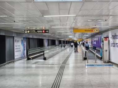 Guarulhos Uluslararası Havaalanı. 08 Mayıs 2023, Sao Paulo, Brezilya: Guarulhos Uluslararası Havaalanı 'nın 2 ve 3 numaralı terminallerinde Pazartesi gecesi insan hareketleri.