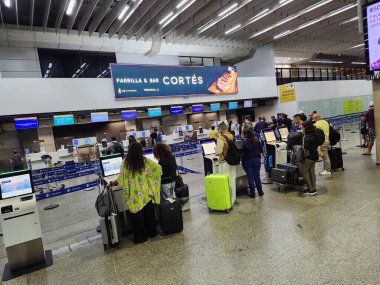 Guarulhos Uluslararası Havaalanı. 08 Mayıs 2023, Sao Paulo, Brezilya: Guarulhos Uluslararası Havaalanı 'nın 2 ve 3 numaralı terminallerinde Pazartesi gecesi insan hareketleri.