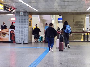 Guarulhos Uluslararası Havaalanı. 08 Mayıs 2023, Sao Paulo, Brezilya: Guarulhos Uluslararası Havaalanı 'nın 2 ve 3 numaralı terminallerinde Pazartesi gecesi insan hareketleri.
