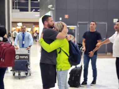 Guarulhos Uluslararası Havaalanı. 08 Mayıs 2023, Sao Paulo, Brezilya: Guarulhos Uluslararası Havaalanı 'nın 2 ve 3 numaralı terminallerinde Pazartesi gecesi insan hareketleri.