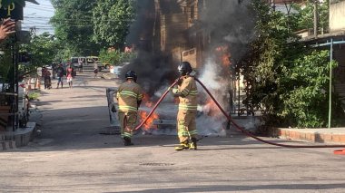 Rio de Janeiro 'da bir yolcu arabası alev aldı. 09 Mayıs 2023, Rio de Janeiro, Brezilya: Cordovil Mahallesi Rua Tenente Palestrina 'da 09 Mayıs Salı sabahı çıkan yangında bir yolcu vagonu tamamen tahrip edildi. 