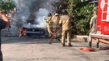 Rio de Janeiro 'da bir yolcu arabası alev aldı. 09 Mayıs 2023, Rio de Janeiro, Brezilya: Cordovil Mahallesi Rua Tenente Palestrina 'da 09 Mayıs Salı sabahı çıkan yangında bir yolcu vagonu tamamen tahrip edildi. 