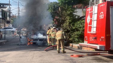 Rio de Janeiro 'da bir yolcu arabası alev aldı. 09 Mayıs 2023, Rio de Janeiro, Brezilya: Cordovil Mahallesi Rua Tenente Palestrina 'da 09 Mayıs Salı sabahı çıkan yangında bir yolcu vagonu tamamen tahrip edildi. 