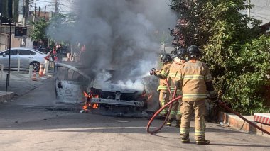 Rio de Janeiro 'da bir yolcu arabası alev aldı. 09 Mayıs 2023, Rio de Janeiro, Brezilya: Cordovil Mahallesi Rua Tenente Palestrina 'da 09 Mayıs Salı sabahı çıkan yangında bir yolcu vagonu tamamen tahrip edildi. 