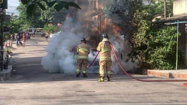Rio de Janeiro 'da bir yolcu arabası alev aldı. 09 Mayıs 2023, Rio de Janeiro, Brezilya: Cordovil Mahallesi Rua Tenente Palestrina 'da 09 Mayıs Salı sabahı çıkan yangında bir yolcu vagonu tamamen tahrip edildi. 