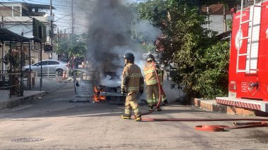 Rio de Janeiro 'da bir yolcu arabası alev aldı. 09 Mayıs 2023, Rio de Janeiro, Brezilya: Cordovil Mahallesi Rua Tenente Palestrina 'da 09 Mayıs Salı sabahı çıkan yangında bir yolcu vagonu tamamen tahrip edildi. 