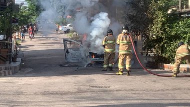 Rio de Janeiro 'da bir yolcu arabası alev aldı. 09 Mayıs 2023, Rio de Janeiro, Brezilya: Cordovil Mahallesi Rua Tenente Palestrina 'da 09 Mayıs Salı sabahı çıkan yangında bir yolcu vagonu tamamen tahrip edildi. 