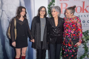 Kitap Kulübü: The Next Chapter New York Prömiyeri. 08 Mayıs 2023, New York, New York, ABD: Jane Fonda (2R), Kitap Kulübü 'nün galasında konuklarla poz verdi: The Next Chapter at AMC Lincoln Square Theater, 08 Mayıs 2023 