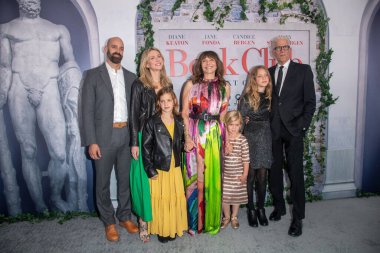 Kitap Kulübü: The Next Chapter New York Prömiyeri. 08 Mayıs 2023, New York, ABD: Ted Danson (R) ve Mary Steenburgen (C), Kitap Kulübü 'nün galasında konuklarla poz verdiler: The Next Chapter at AMC Lincoln Square Theater 