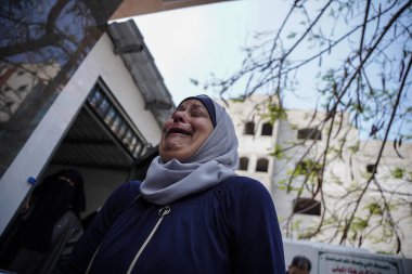 Gazze 'deki Filistinliler yas tutuyor ve Gazze Şeridi' ndeki şehitlere veda ediyorlar. 9 Mayıs 2023, Gazze, Filistin: Filistinliler Gazze Şeridi 'nde yas tutuyor ve dün gece şehit olanların cesetlerine veda ediyorlar. 
