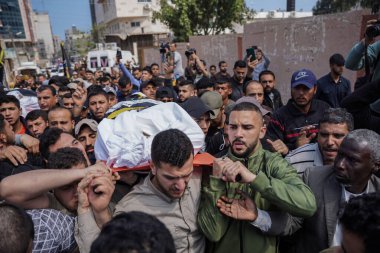 Gazze 'deki Filistinliler yas tutuyor ve Gazze Şeridi' ndeki şehitlere veda ediyorlar. 9 Mayıs 2023, Gazze, Filistin: Filistinliler Gazze Şeridi 'nde yas tutuyor ve dün gece şehit olanların cesetlerine veda ediyorlar. 