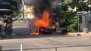Rio de Janeiro 'da bir yolcu arabası alev aldı. 09 Mayıs 2023, Rio de Janeiro, Brezilya: Cordovil Mahallesi Rua Tenente Palestrina 'da 09 Mayıs Salı sabahı çıkan yangında bir yolcu vagonu tamamen tahrip edildi.