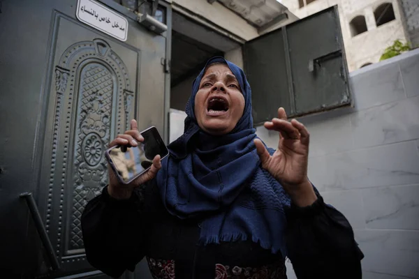 Los Palestinos Gaza Lloran Despiden Los Cuerpos Los Mártires Franja — Foto de Stock