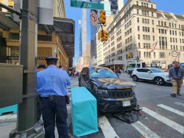 5. Cadde-New York 'ta iki aracın karıştığı kaza. 10 Mayıs, New York, ABD: New York 'ta 57. caddede iki aracın karıştığı bir kaza. Polis araştırmak için yerel polise geldi.