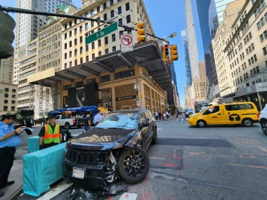 5. Cadde-New York 'ta iki aracın karıştığı kaza. 10 Mayıs, New York, ABD: New York 'ta 57. caddede iki aracın karıştığı bir kaza. Polis araştırmak için yerel polise geldi.