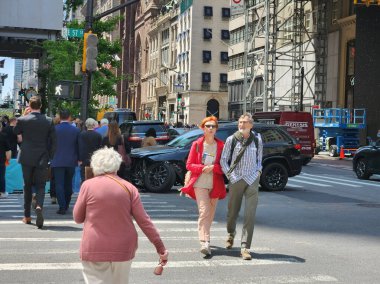 5. Cadde-New York 'ta iki aracın karıştığı kaza. 10 Mayıs, New York, ABD: New York 'ta 57. caddede iki aracın karıştığı bir kaza. Polis araştırmak için yerel polise geldi.