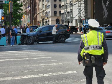 5. Cadde-New York 'ta iki aracın karıştığı kaza. 10 Mayıs, New York, ABD: New York 'ta 57. caddede iki aracın karıştığı bir kaza. Polis araştırmak için yerel polise geldi.