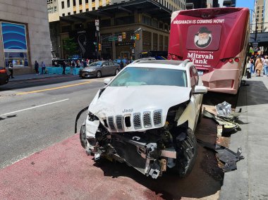 5. Cadde-New York 'ta iki aracın karıştığı kaza. 10 Mayıs, New York, ABD: New York 'ta 57. caddede iki aracın karıştığı bir kaza. Polis araştırmak için yerel polise geldi.