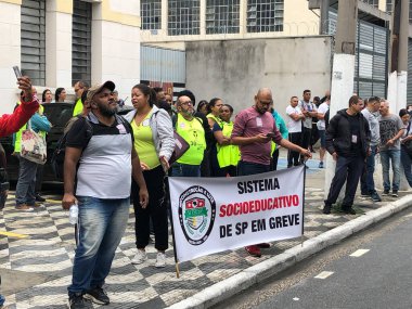 Sao Paulo 'daki Casa Vakfı çalışanlarının manifestosu. 10 Mayıs 2023. Sao Paulo, Brezilya: Sosyo-eğitim işçileri Complexo do Bras 'da büyük bir protesto düzenlediler, Adalet Divanı' na yürüdüler (Bras forumu)