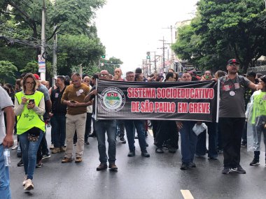 Sao Paulo 'daki Casa Vakfı çalışanlarının manifestosu. 10 Mayıs 2023. Sao Paulo, Brezilya: Sosyo-eğitim işçileri Complexo do Bras 'da büyük bir protesto düzenlediler, Adalet Divanı' na yürüdüler (Bras forumu)