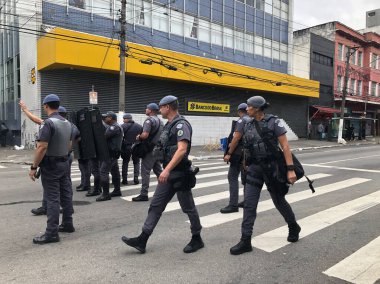 Sao Paulo 'da sokak satıcıları protesto ediyor. 10 Mayıs 2023, Sao Paulo, Brezilya: Bras bölgesindeki Largo da Concordia 'da sokak satıcıları ve askeri polislerle karşılaşma, polisin onları orada çalışmaktan alıkoyması üzerine. 