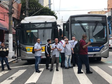 Sao Paulo 'da sokak satıcıları protesto ediyor. 10 Mayıs 2023, Sao Paulo, Brezilya: Bras bölgesindeki Largo da Concordia 'da sokak satıcıları ve askeri polislerle karşılaşma, polisin onları orada çalışmaktan alıkoyması üzerine. 