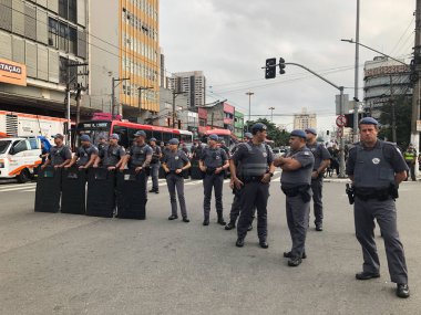 Sao Paulo 'da sokak satıcıları protesto ediyor. 10 Mayıs 2023, Sao Paulo, Brezilya: Bras bölgesindeki Largo da Concordia 'da sokak satıcıları ve askeri polislerle karşılaşma, polisin onları orada çalışmaktan alıkoyması üzerine. 