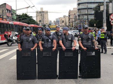 Sao Paulo 'da sokak satıcıları protesto ediyor. 10 Mayıs 2023, Sao Paulo, Brezilya: Bras bölgesindeki Largo da Concordia 'da sokak satıcıları ve askeri polislerle karşılaşma, polisin onları orada çalışmaktan alıkoyması üzerine. 