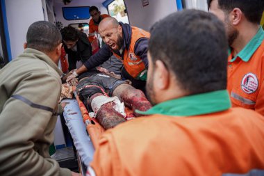 (İsrail ordusunun savaş uçakları Gazze Şeridi 'nin merkezindeki Al-Sahaba Caddesi' ndeki bir evi bombaladı. 10 Mayıs 2023, Gazze, Filistin: İsrail ordu uçakları El-Sahaba Caddesindeki bir eve baskın düzenledi.