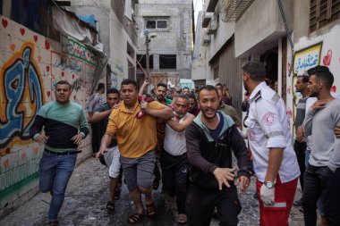 (İsrail ordusunun savaş uçakları Gazze Şeridi 'nin merkezindeki Al-Sahaba Caddesi' ndeki bir evi bombaladı. 10 Mayıs 2023, Gazze, Filistin: İsrail ordu uçakları El-Sahaba Caddesindeki bir eve baskın düzenledi.