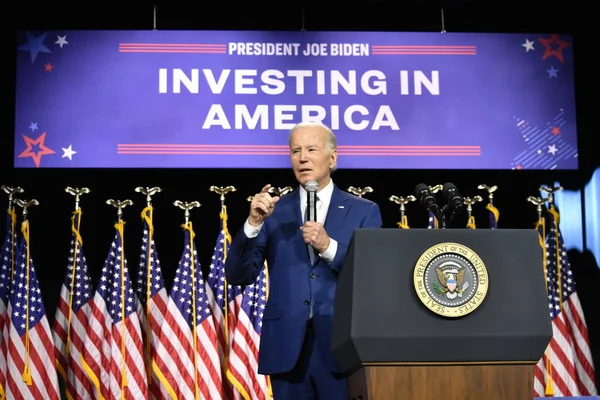 (ABD Başkanı Joe Biden, New York, Valhalla 'daki Westchester Halk Koleji' nde yaptığı bir konuşmada borcun temerrüde düşme olasılığı üzerine açıklama yaptı. 10 Mayıs 2023. 