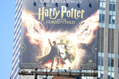 Öğleden sonra Time Meydanı 'nda yoğun bir hareketlilik var. 11 Mayıs 2023. New York, ABD: Broadway ve Yedinci Cadde 'nin kesişiminde, 42. Cadde ile 47. Cadde arasında yer alan Time Square' de büyük bir turist hareketi var