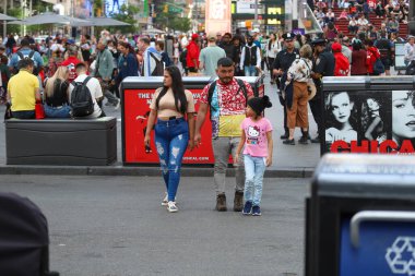 Öğleden sonra Time Meydanı 'nda yoğun bir hareketlilik var. 11 Mayıs 2023. New York, ABD: Broadway ve Yedinci Cadde 'nin kesişiminde, 42. Cadde ile 47. Cadde arasında yer alan Time Square' de büyük bir turist hareketi var