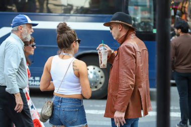 Öğleden sonra Time Meydanı 'nda yoğun bir hareketlilik var. 11 Mayıs 2023. New York, ABD: Broadway ve Yedinci Cadde 'nin kesişiminde, 42. Cadde ile 47. Cadde arasında yer alan Time Square' de büyük bir turist hareketi var
