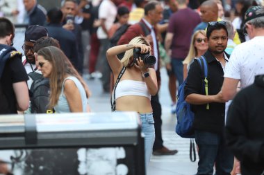 Öğleden sonra Time Meydanı 'nda yoğun bir hareketlilik var. 11 Mayıs 2023. New York, ABD: Broadway ve Yedinci Cadde 'nin kesişiminde, 42. Cadde ile 47. Cadde arasında yer alan Time Square' de büyük bir turist hareketi var