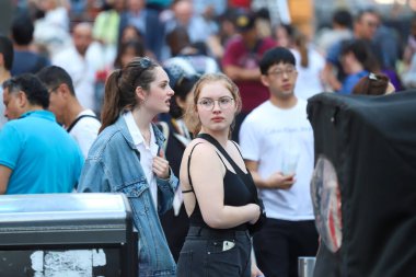 Öğleden sonra Time Meydanı 'nda yoğun bir hareketlilik var. 11 Mayıs 2023. New York, ABD: Broadway ve Yedinci Cadde 'nin kesişiminde, 42. Cadde ile 47. Cadde arasında yer alan Time Square' de büyük bir turist hareketi var