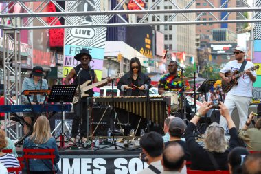 Öğleden sonra Time Meydanı 'nda yoğun bir hareketlilik var. 11 Mayıs 2023. New York, ABD: Broadway ve Yedinci Cadde 'nin kesişiminde, 42. Cadde ile 47. Cadde arasında yer alan Time Square' de büyük bir turist hareketi var