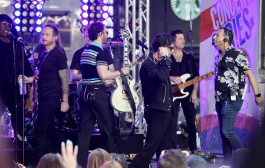 Jonas Brothers Today Show 'da canlı yayında. 12 Mayıs 2023, New York, ABD: Jonas Kardeşler bugün Rockefeller Center 'da canlı yayında Citi Konser Serisi' ni başlatıyor.. 