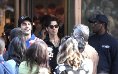 Jonas Brothers Today Show 'da canlı yayında. 12 Mayıs 2023, New York, ABD: Jonas Kardeşler bugün Rockefeller Center 'da canlı yayında Citi Konser Serisi' ni başlatıyor.. 