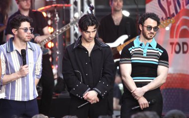 Jonas Brothers Today Show 'da canlı yayında. 12 Mayıs 2023, New York, ABD: Jonas Kardeşler bugün Rockefeller Center 'da canlı yayında Citi Konser Serisi' ni başlatıyor.. 