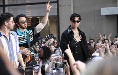 Jonas Brothers Today Show 'da canlı yayında. 12 Mayıs 2023, New York, ABD: Jonas Kardeşler bugün Rockefeller Center 'da canlı yayında Citi Konser Serisi' ni başlatıyor.. 