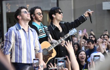 Jonas Brothers Today Show 'da canlı yayında. 12 Mayıs 2023, New York, ABD: Jonas Kardeşler bugün Rockefeller Center 'da canlı yayında Citi Konser Serisi' ni başlatıyor.. 