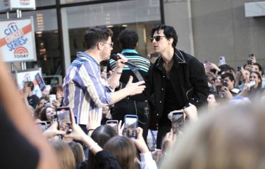 Jonas Brothers Today Show 'da canlı yayında. 12 Mayıs 2023, New York, ABD: Jonas Kardeşler bugün Rockefeller Center 'da canlı yayında Citi Konser Serisi' ni başlatıyor.. 