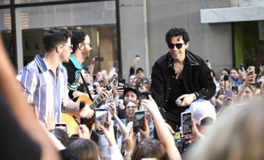 Jonas Brothers Today Show 'da canlı yayında. 12 Mayıs 2023, New York, ABD: Jonas Kardeşler bugün Rockefeller Center 'da canlı yayında Citi Konser Serisi' ni başlatıyor.. 