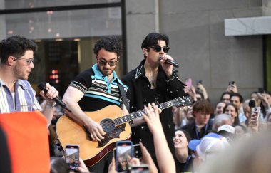 Jonas Brothers Today Show 'da canlı yayında. 12 Mayıs 2023, New York, ABD: Jonas Kardeşler bugün Rockefeller Center 'da canlı yayında Citi Konser Serisi' ni başlatıyor.. 