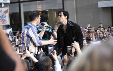 Jonas Brothers Today Show 'da canlı yayında. 12 Mayıs 2023, New York, ABD: Jonas Kardeşler bugün Rockefeller Center 'da canlı yayında Citi Konser Serisi' ni başlatıyor.. 